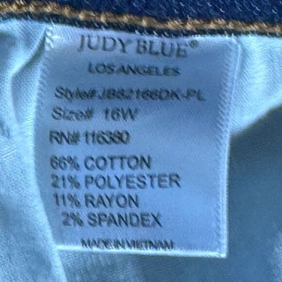 Judy Blue Upcycled Distressed Busted Knee Tapered Leg Raw Hem Crop Jeans Sz 16W - Picture 9 of 10